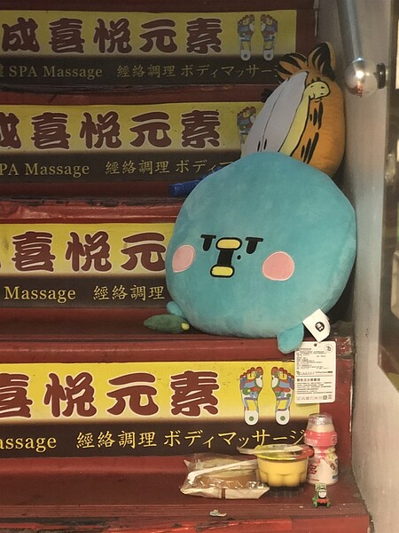 熱心民眾在現場擺放玩具等物品弔念。記者李承穎/攝影