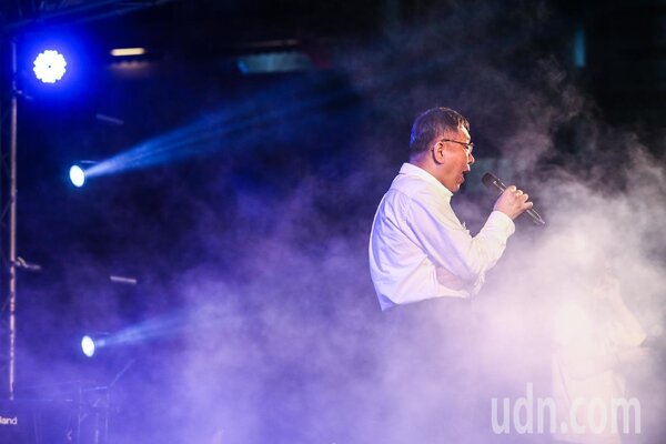台北市長柯文哲今天出席愛擁抱台北慈善音樂會，一連獻唱四首歌曲。記者葉信菉/攝影 