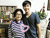 劈腿風暴後首發聲　炎亞綸悲報外婆過世