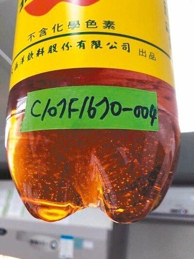 有民眾購買大西洋飲料股份有限公司製售的「2公升」寶特瓶裝的蘋果西打,回家後發現有變質、異物沉澱情形。 圖/新北市衛生局提供