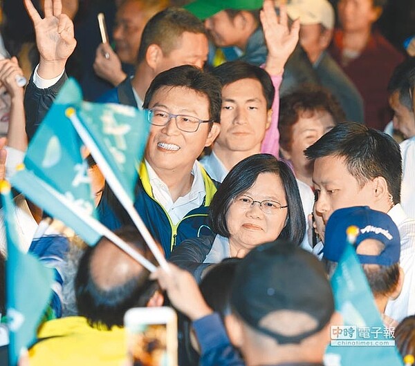 蔡英文總統曾替台北市長候選人姚文智站台造勢,但仍不斷有傳言指出民進黨對台北市棄保,民進黨與總統府均否認。(本報資料照片)