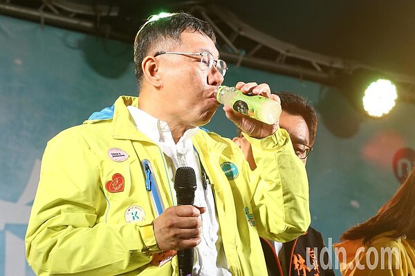 台北市長柯文哲今天出席愛擁抱台北慈善音樂會,並喝下最夯的蜂蜜檸檬水。記者葉信菉/攝影