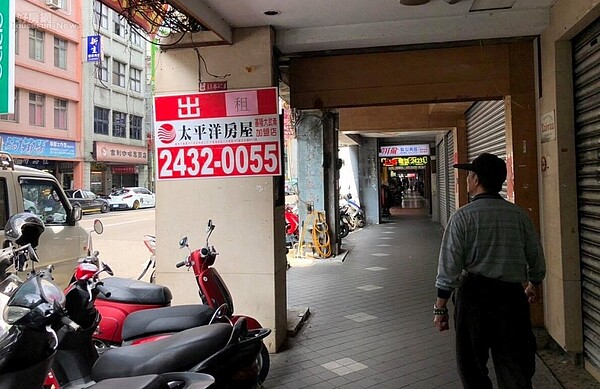 基隆廟口旁愛三路店面相連四間全倒閉。(圖/好房網News記者曾亭皓攝)