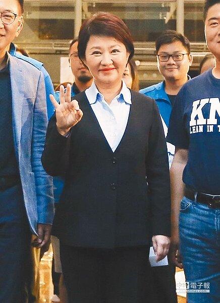 第三屆台中市長政見辯論會13日晚上7點登場,國民黨台中市長候選人盧秀燕笑容滿面地說,「很期待,很開心!」(黃國峰攝)