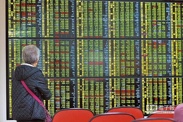 台股13日開低走低一度狂跌逾200點,最低到9616.16點,許多看盤民眾直呼災情慘重。(杜宜諳攝)