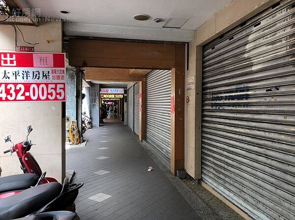 基隆廟口旁愛三路店面相連四間全倒閉。(圖/好房網News記者曾亭皓攝)