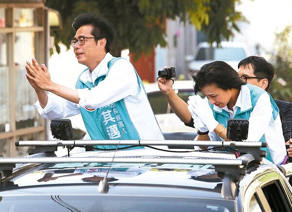 選戰最後十天，民進黨高雄市長候選人陳其邁（左）今天上午在旗山地區進行車隊掃街拜票，立委邱議瑩（右）也陪同拉票，希望能穩住深綠選區，贏得勝選。 記者劉學聖／攝影