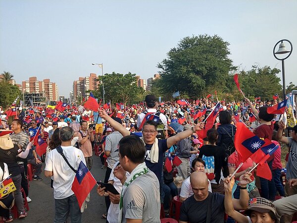 國民黨高雄市長候選人韓國瑜今晚在岡山河堤公園舉行造勢晚會,下午三時半大約已有1萬名左右的支持者到場卡位,同時大唱《夜襲》、鳴汽笛喊「凍蒜」。記者石偉民/攝影