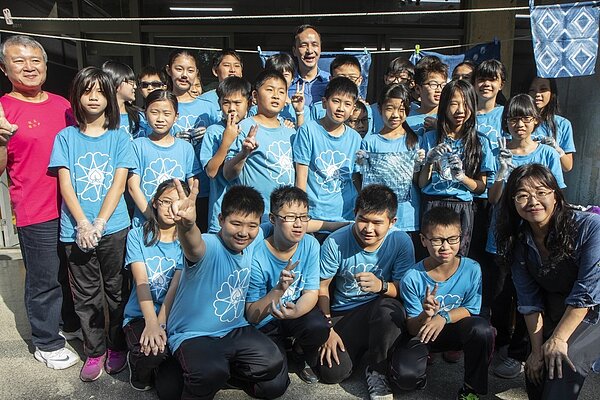 新北市長朱立倫昨前往桃子腳國中小,與學生動手做藍染後,宣布啟動第三期校舍工程。記者王敏旭/攝影