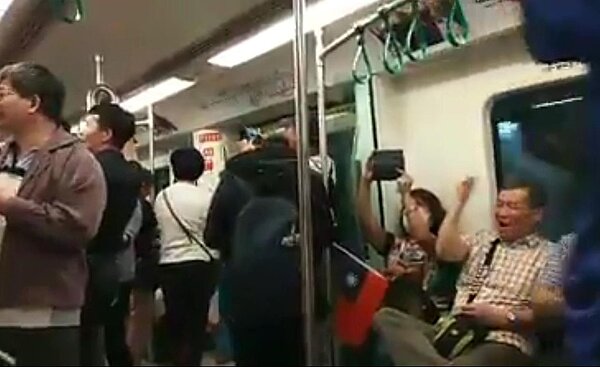 「韓國瑜三山之友會」岡山造勢晚會突破十萬人,韓粉散場時意猶未盡,搭火車仍高唱夜襲。圖/取自「韓國瑜後援會臉書粉絲團」