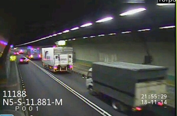 高公局特許載運宜蘭選票的大貨車隊通行雪隧,晚間把580萬張票安全運回宜蘭。圖/記者戴永華翻攝