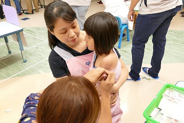 公費流感疫苗供貨吃緊,疾管署昨天宣布,暫緩學生校園集中接種作業,新北市衛生局表示,月底前完成集中接種作業不改變。圖/新北市衛生局提供