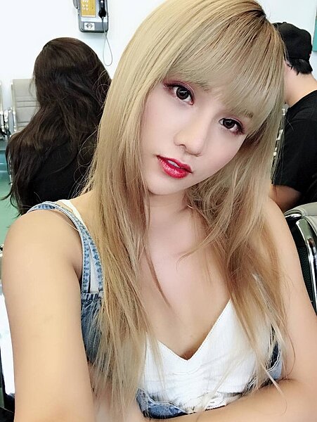 整形後的小A辣變得更為女性。 圖/擷自小A辣臉書