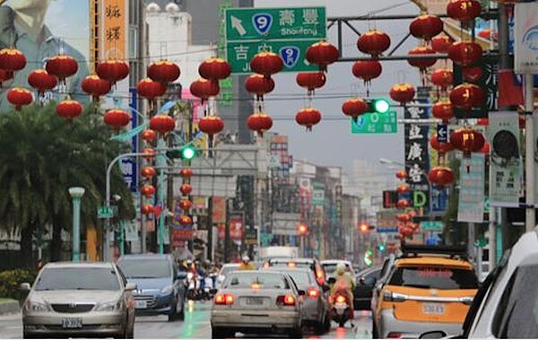 花蓮市每到連續假期即湧入車潮,替代道路及停車場都是急需解決的問題。圖/報系資料照