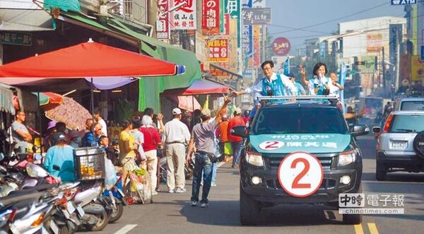 選戰最後衝刺，高雄市長候選人陳其邁14日進行大旗美區車隊掃街。（林雅惠攝）