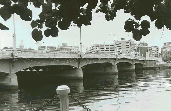1986時期的愛河,前市長蘇南成任內,圖為橫跨高雄市仁愛河兩岸四條主要橋樑之一的中正橋。聯合報系資料照