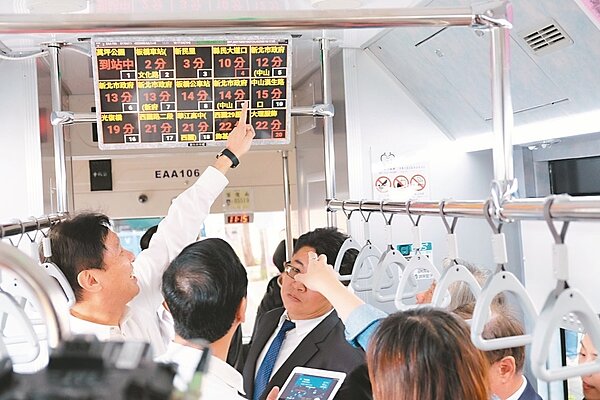 新北市公車首創的「手機預約下車服務」，只要在手機App或車上四處可點選處，點選所搭公車路線、車號及目的地站位，就會出現在公車內LCD螢幕，顯示該站預約下車人次。 記者張曼蘋／攝影