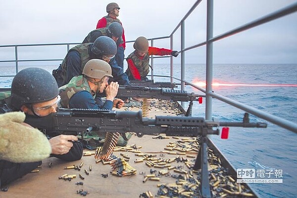 最新報告指出,美國若因台灣問題在台海與大陸交戰,將可能面臨「決定性的軍事失敗」。圖為美國史坦尼斯號航母戰鬥人員射擊M-240B機槍的情形。(摘自美國海軍官網)