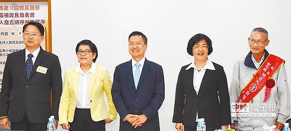 彰化縣長候選人洪敏雄(左起)、黃文玲、魏明谷、王惠美、白雅燦,15日在公辦電視政見發表會中,各抒政見也批判對手。(吳敏菁攝)