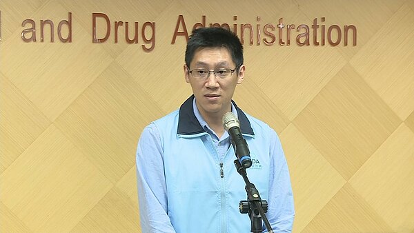 食藥署藥品組科長洪國登表示,根據賽諾菲的原廠報告,疫苗變色原因是針劑的膠塞,疑似為不良品,檢驗發現出現硫化反應,可能是因為高溫的關係導致,膠塞異常釋出硫。記者龔盈全/攝影