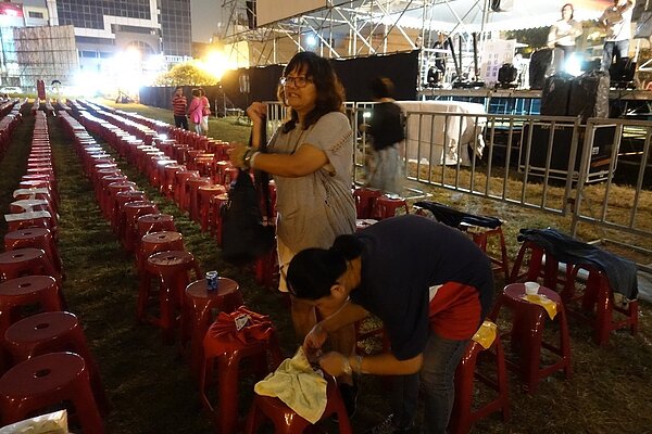 選前黃金周今登場，國民黨高雄市長候選人韓國瑜競選辦公室直接規劃第一場大型造晚會，17日晚間7點在鳳山區，靠近捷運鳳山西站旁的大型空地登場，但深夜就有不少「韓粉」趕緊來卡位、場勘。記者劉星君／攝影 