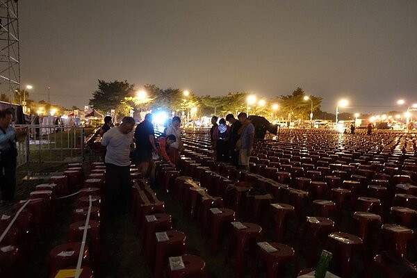 選前黃金周今登場，國民黨高雄市長候選人韓國瑜競選辦公室直接規劃第一場大型造晚會，17日晚間7點在鳳山區，靠近捷運鳳山西站旁的大型空地登場，但深夜就有不少「韓粉」趕緊來卡位、場勘。記者劉星君／攝影 
