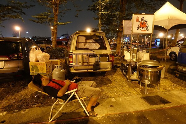 有攤商晚間特別從彰化來,感受高雄「韓流」熱潮,入夜後擺著椅子一旁休息顧攤。記者劉星君/攝影