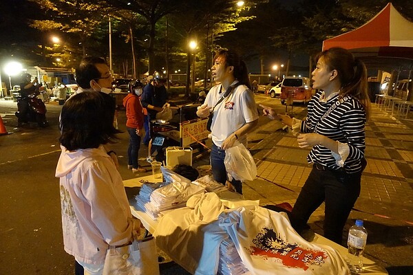 賣T恤等周邊商品詢問度高。記者劉星君/攝影