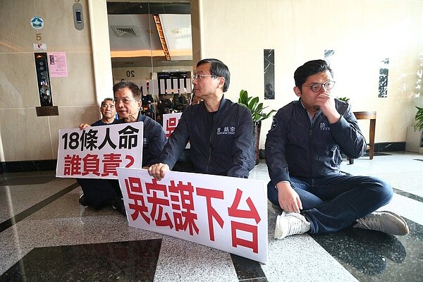 國民黨立委上午赴交通部找部長抗議普悠瑪事件沒人負責,但部長遲遲不肯會面,委員憤而要直闖部長辦公室,反遭鎖死困在20樓。 記者葉信菉/攝影
