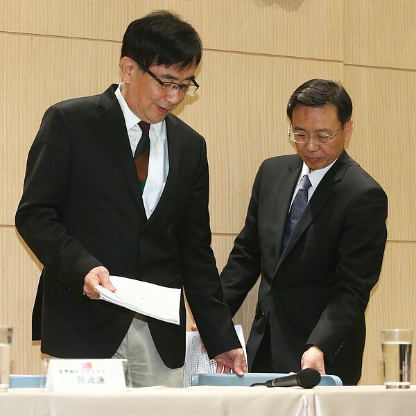 交通部長吳宏謀(左)與台鐵局局長張政源(右)出席「提升普悠瑪列車及台鐵行車安全」交通部記者會。 記者葉信菉/攝影