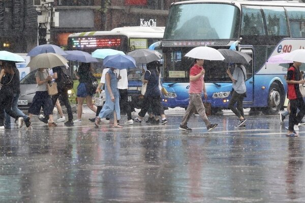 今天宜蘭地區有局部大雨發生的機率，請注意瞬間較大雨勢及強陣風。 本報系資料照／記者林伯東攝影