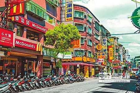 五華街商店林立，不管是連鎖速食店或傳統市場應有盡有。圖／信義房屋 