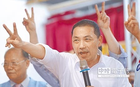 國民黨新北市長候選人侯友宜(右)16日為黨籍市議員候選人站台輔選,他希望大家如同促使深澳燃煤電廠停建一樣的公民力量,面對抹黑以團結力量掃除高汙染的政治燃煤電廠。(季志翔攝)