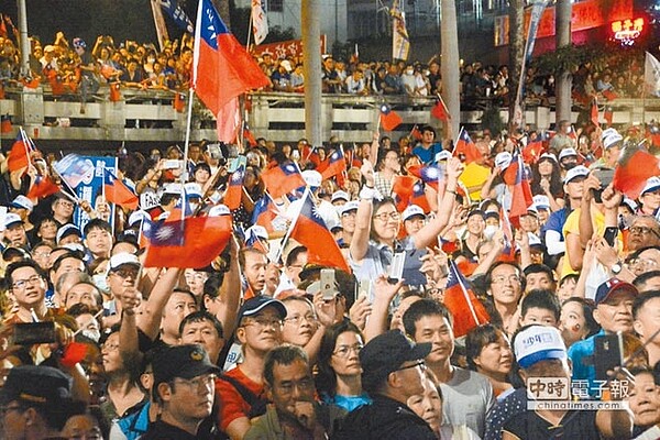國民黨高雄市長候選人韓國瑜17日將在鳳山造勢，晚會走歡樂路線，安排藝人與群眾一起高歌。圖為日前在鳳山造勢場景。（本報資料照片）