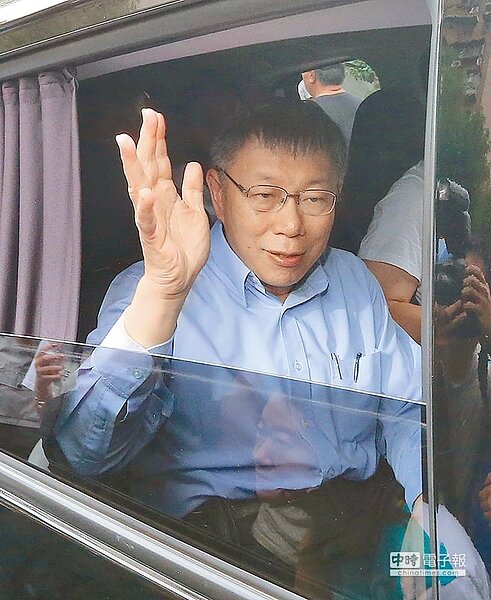 台北市長柯文哲選前超級周末除陪新竹縣長候選人徐欣瑩掃街外,周日最重要活動是出席北門造勢。(趙雙傑攝)