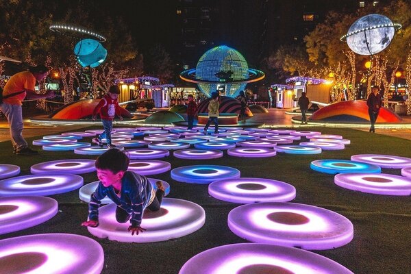 今年耶誕城也有展出美國知名互動藝術裝置「許願星池（The Pool）」，結合尖端科技打造的巨型LED球體藝術裝置「迷幻星球」，及以星球主題設計的地景遊樂區「繽紛星座」。圖／新北市觀旅局提供