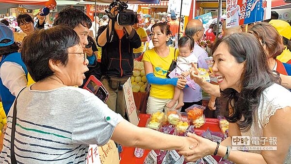 國民黨高雄市長候選人韓國瑜夫人李佳芬(右)日前挺進深綠大票倉,到二苓市場拜票,受到菜籃族熱烈歡迎。(柯宗緯攝)