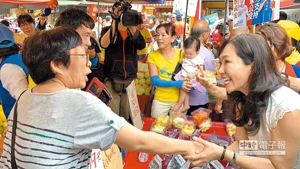 國民黨高雄市長候選人韓國瑜夫人李佳芬（右）日前挺進深綠大票倉，到二苓市場拜票，受到菜籃族熱烈歡迎。（柯宗緯攝）