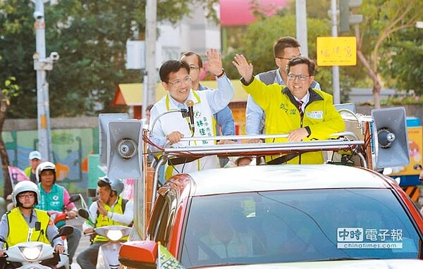 台中市長林佳龍（左）與桃園市長鄭文燦從大里內新橋頭出發展開車隊掃街，沿路民眾高喊「凍蒜！」（盧金足攝）