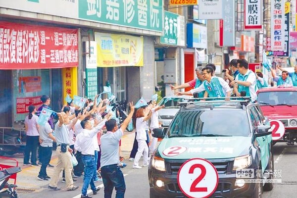 為凝聚人氣，民進黨高雄市長候選人陳其邁16日坐上吉普車到大岡山掃街。（林瑞益翻攝）