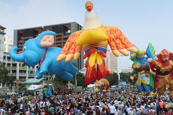 高雄市選前超級周末綠營主場活動「we CARE高雄」大氣球遊行，主辦單位宣稱現場已有4萬人參與。記者徐如宜／攝影 