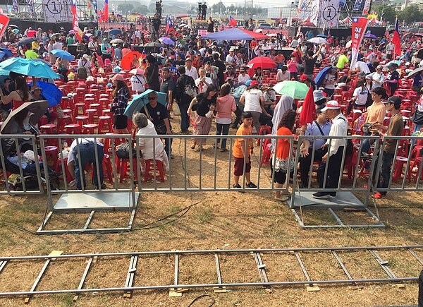 國民黨高雄市長候選人韓國瑜今天晚間6時30分到9時30分的造勢活動,為了民眾候選人安全,取消大進場,舞台設計即無中階梯。 記者楊濡嘉/攝影