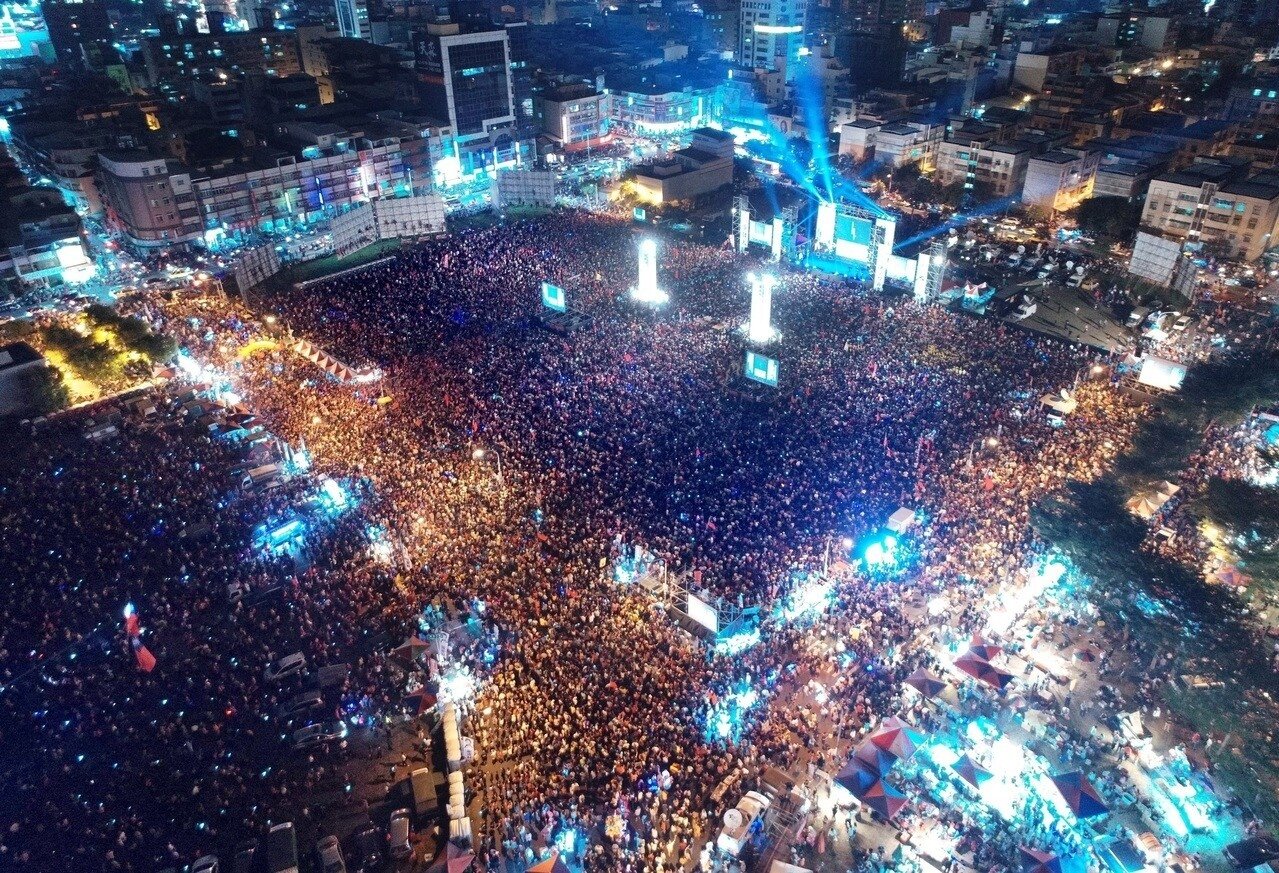 國民黨高雄市長候選人韓國瑜晚間在鳳山舉辦造勢晚會,到晚間七點,主辦單位宣布現場已湧入九萬支持者。記者林澔一/攝影