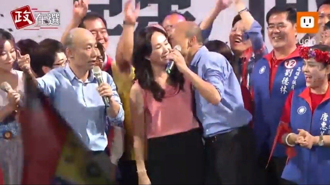韓國瑜當眾親吻愛妻李佳芬。 圖/擷自udn直播畫面