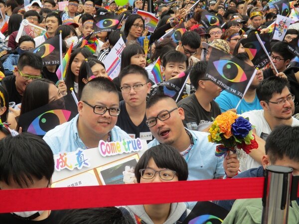 2016年12月10日在凱達格蘭大道舉行的「讓生命不再逝去，為婚姻平權站出來」音樂會，創下25萬人參與的驚人紀錄，是台灣史上人數最高的同志運動。記者陳宛茜/攝影 