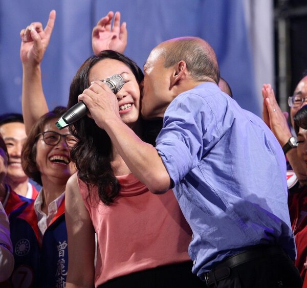 國民黨高雄市長候選人韓國瑜（右）17號晚上在鳳山舉辦超級星期六造勢晚會，韓的妻子李佳芬（左）也趕來，在主持人郭子乾起鬨下，韓國瑜在台上特別親吻李佳芬。攝影／記者劉學聖 