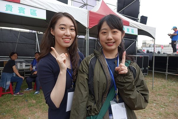 「韓小編」群中的許右萱(左)與王律涵(右)。記者楊濡嘉/攝影