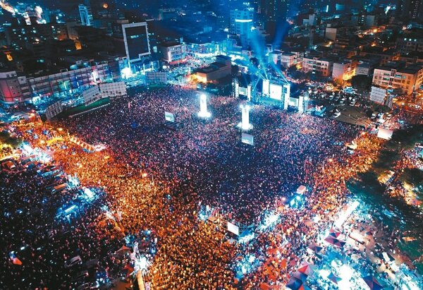 國民黨高雄市長候選人韓國瑜昨晚在鳳山舉辦造勢晚會，逾十萬人到場力挺，塞爆會場。 記者林澔一／攝影