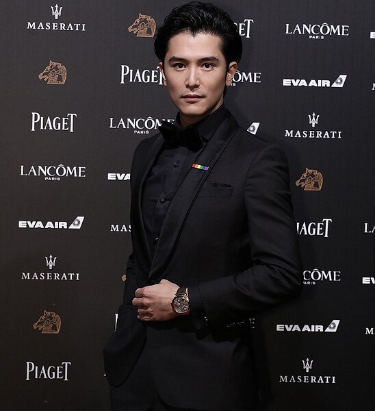 邱澤身穿HUGO BOSS黑禮服混搭Emperador Coussin XL三問表，全身行頭逼近千萬元。圖／PIAGET提供