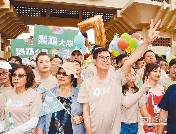 「We care我在乎」熱氣球遊行活動17日在高雄市登場,吸引超過8萬人參與,民進黨高雄市長候選人陳其邁(左圖前排中)、總統府祕書長陳菊(前排左二)等人也參加。(林瑞益攝)